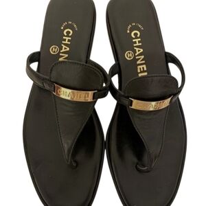 Beautiful 🤩 Chanel Vintage Thong Sandals